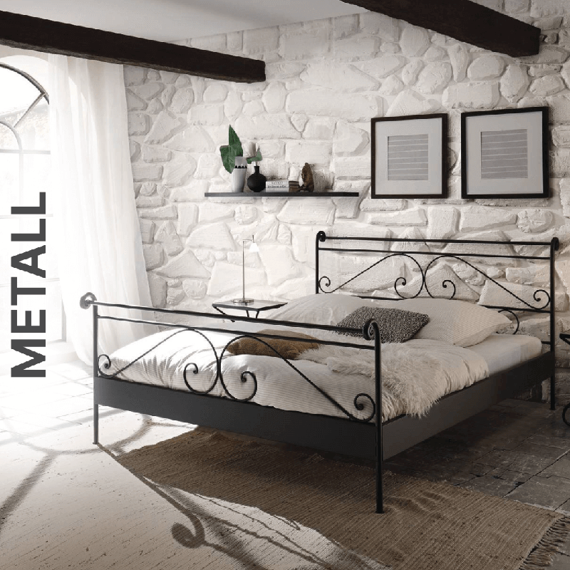 Metallbett mit verziertem Kopfteil und Fußteil